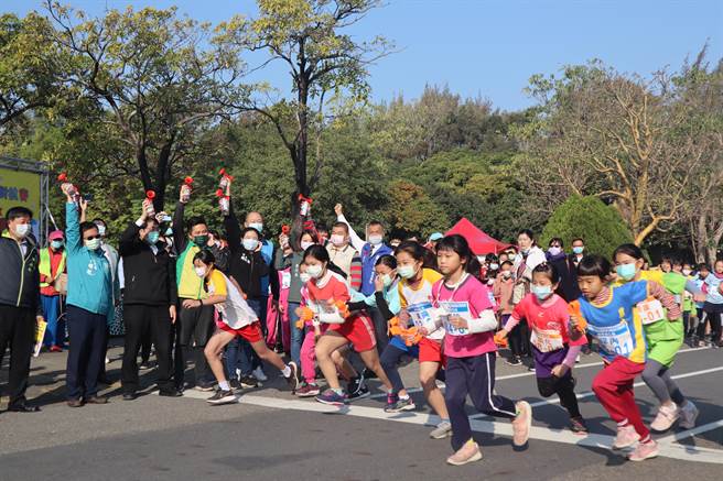 台南市第1届马拉松接力班际对抗赛19日在亿载金城起跑，吸引超过1800名学子参加。（李宜杰摄）