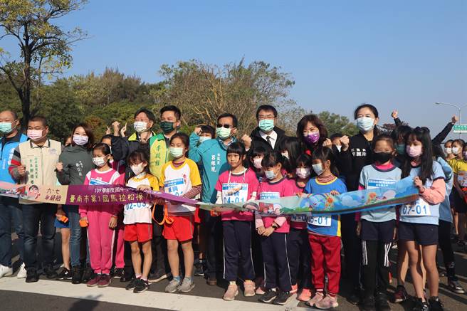 台南市第1届马拉松接力班际对抗赛19日在亿载金城起跑，吸引超过1800名学子参加。（李宜杰摄）