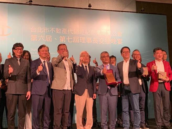 （年度代銷王排行，終於出爐！圖為台北代銷海悅國際總經理王俊傑(右三)、新聯陽集團總裁涂煌鎮(中)和董事長王志祥(左一)、創意家董事長王明正(右一)、璞園董事長李忠恕(左三)、甲桂林副董事長曹瑞濱(左二)等，難得同台。圖／蔡惠芳）
