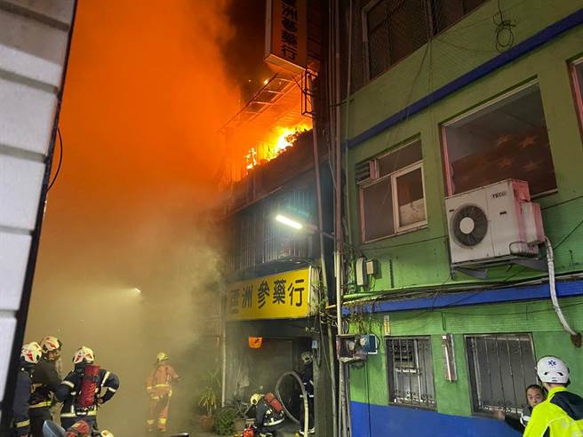 芦洲中药行深夜大火延烧隔壁宫庙（戴上容翻摄）