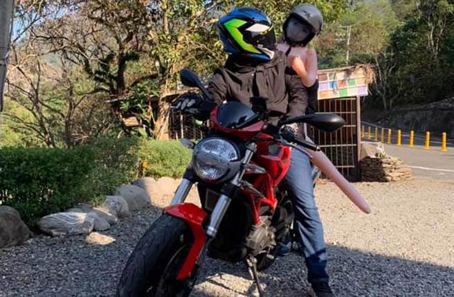 天气回暖男载女友跑山好贴心？后座女友一丝不挂，原来是充气娃娃，让网友笑翻。（照片来源：截自脸书社团《爆废1公社》）