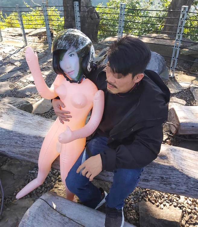 「女友」脸部近照被网友认为激似歌手萧敬腾。（照片来源：截自脸书社团《爆废1公社》）