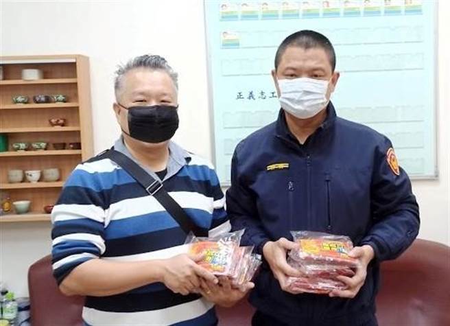 正義警友站警友周宏宇親自從台中南下至高雄漏夜排隊購買暖暖包，並準備熱騰騰的榛果咖啡贈送給台中市政府警察局第三分局正義派出所外勤員警。（台中市第三分局提供／馮惠宜翻攝）