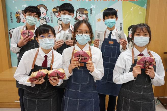 光华高中餐旅群师生发挥创意，推出暖心又暖身的「啡你不渴」咖啡包，还结合中药包，相当吸睛。（校方提供／李宜杰台南传真）