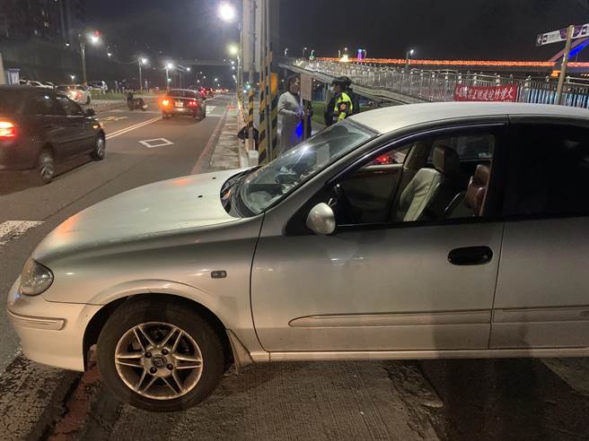 40歲宋姓男子15日晚間8時許，逆向行駛重新堤外道車道，導致2台機車追撞(戴上容翻攝)