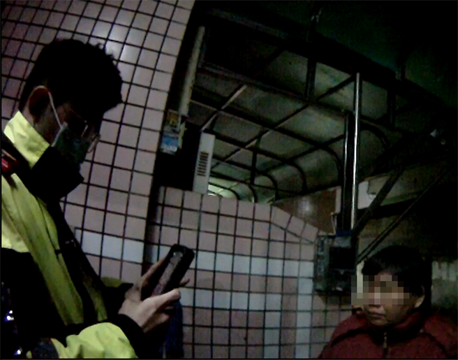 警方以M-Police人臉辨識功能確認葉婦身分後，先將她帶回所內安置。（台中市第二分局提供／馮惠宜台中傳真）