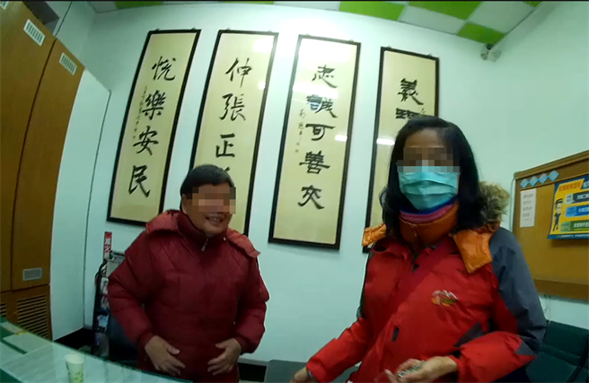 葉婦的女兒接獲消息到場後，連連向警方致謝。（台中市第二分局提供／馮惠宜台中傳真）