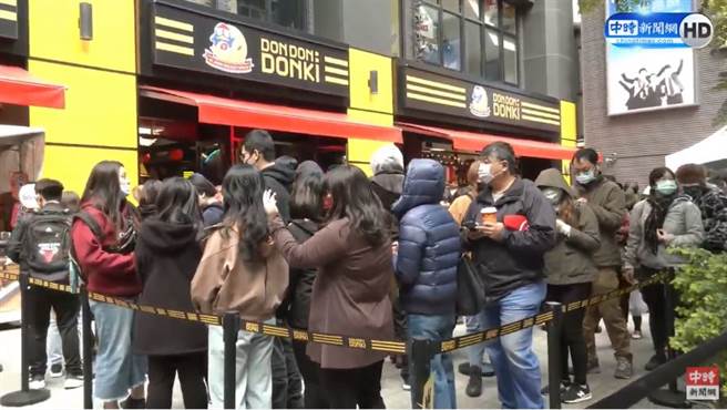 唐吉訶德台灣首店開幕，吸引大批排隊人潮。（資料照／中時新聞網直播畫面）