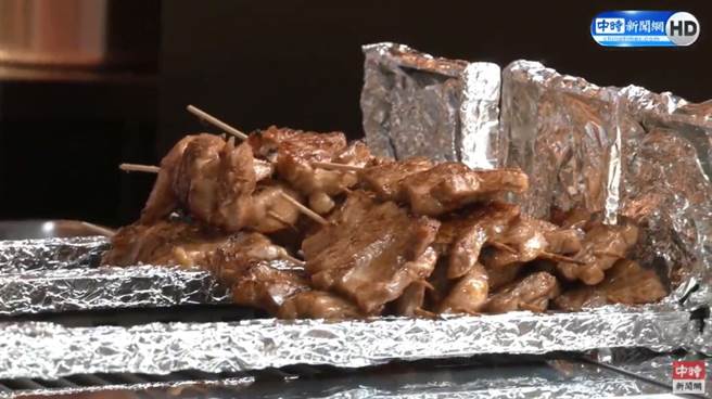 现烤鸡猪肉串烧值得一试。（图／中时新闻网直播画面）