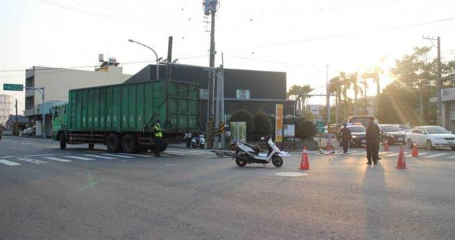 台南市安定区昨18日下午发生一起死亡车祸，单车老妇人和货柜车擦撞，不幸惨死轮下。（图／读者提供）