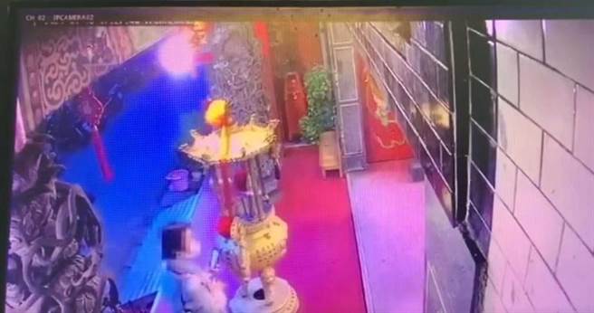 书法名家刘女接到日籍「中村先生」指示，到文林北路一处宫庙与苏妇进行面交，没想到却遭诱捕，当场被警方以诈欺车手逮补。（图／翻摄画面）