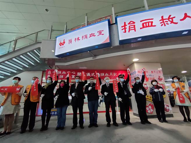 医疗财团法人台湾血液基金会台中捐血中心在员林火车站大厅内设置「员林捐血室」，19日在员林市长游振雄、员林火车站长林宪堂、台中捐血中心主任林冠州等人见证下，举行剪彩。（吴建辉摄）