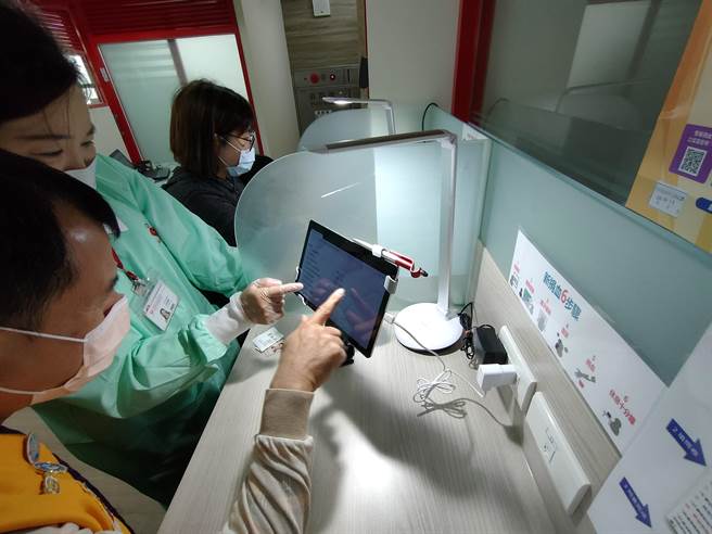 新设的捐血中心拥有新颖的设备，民眾可以自行使用平板电脑，查询捐血相关资料。（吴建辉摄）
