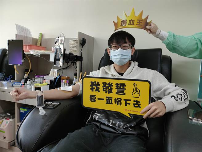 陈先生就说，他平常都要跟着捐血车到处跑，现在有捐血室，方便很多。（吴建辉摄）