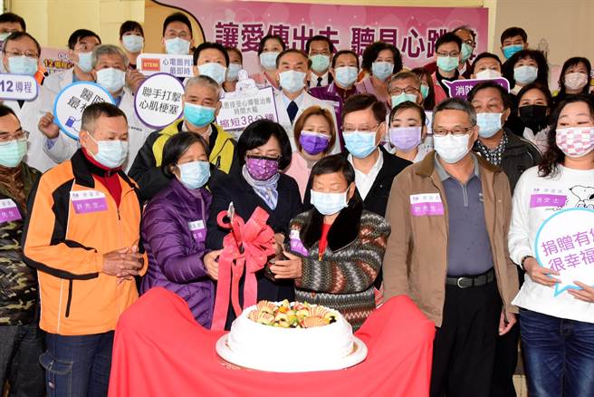 彰化县长王惠美(左三)为在鬼门关前走一回，心肌梗塞后康復痊癒的彰化县民们切蛋糕庆祝重生。（谢琼云摄）