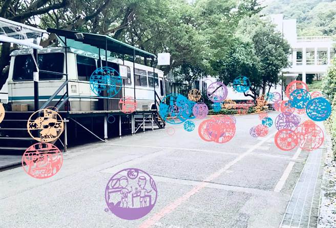 宿舍生活的酸甜苦辣化成一颗的纸雕泡泡。(东吴大学提供／李侑珊台北报导)