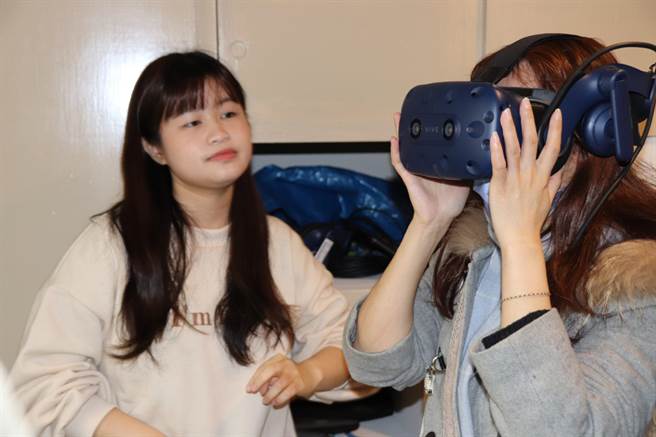 戴上VR 装置，空间无限延伸，让同学直呼惊艷。(东吴大学提供／李侑珊台北报导)