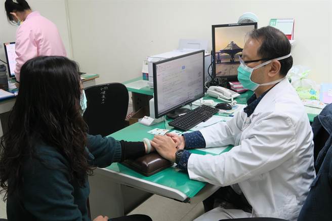 冯天祥说，这２个个案到医院求诊，以中医角度，红麴具有降低胆固醇、改善血液循环及消化系统的功能，他皆以红麴萃取的寿美降脂一号胶囊治疗，半年将２人控制在正常值内。（院方提供／吴建辉彰化传真）