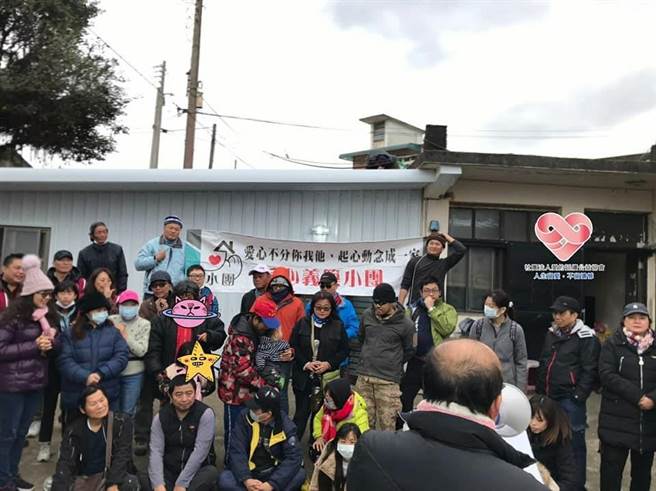 社团法人爱的延续公益协会得知，日前动员百余名义工前往协助打扫环境并提供生活物资，协助一家4口改善生活环境。（摘自脸书社团法人爱的延续公益协会）