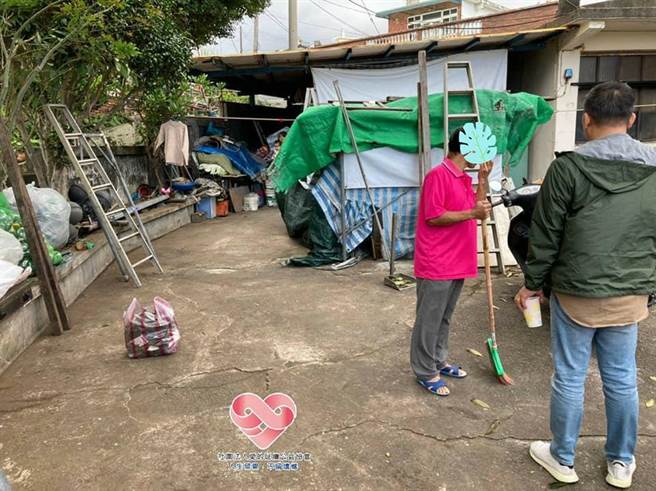 社团法人爱的延续公益协会得知，日前动员百余名义工前往协助打扫环境并提供生活物资，协助一家4口改善生活环境。（摘自脸书社团法人爱的延续公益协会）