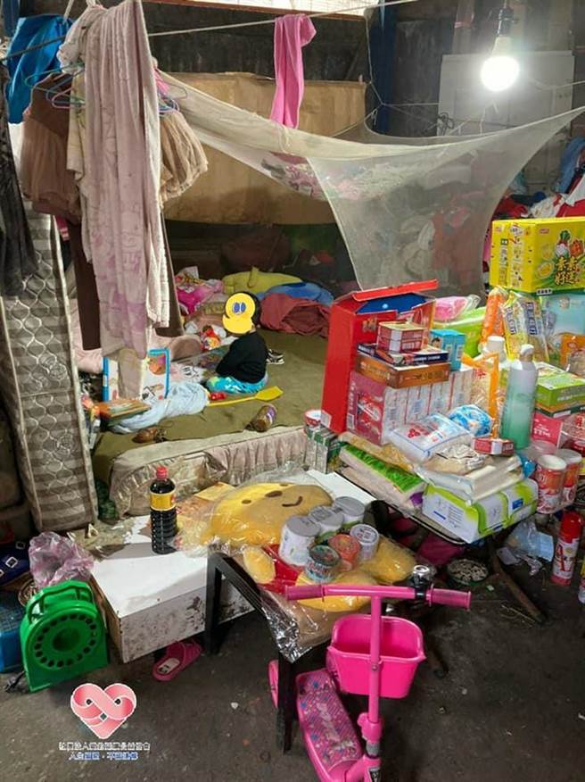 社团法人爱的延续公益协会得知，日前动员百余名义工前往协助打扫环境并提供生活物资，协助一家4口改善生活环境。（摘自脸书社团法人爱的延续公益协会）