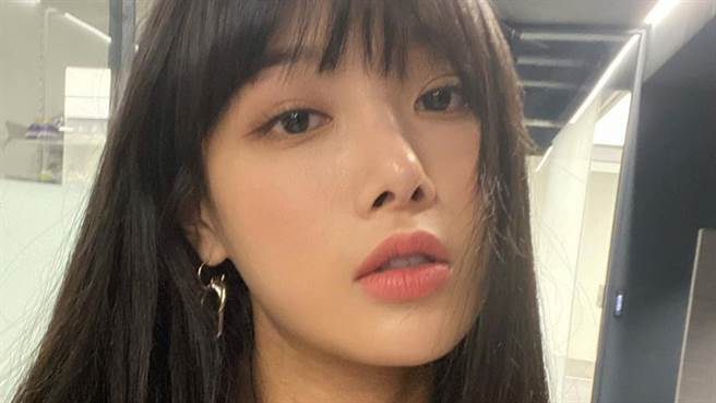 宥斌(유빈)日前发行单曲并在IG上晒出火辣侧拍照。（图／IG@iluvyub）