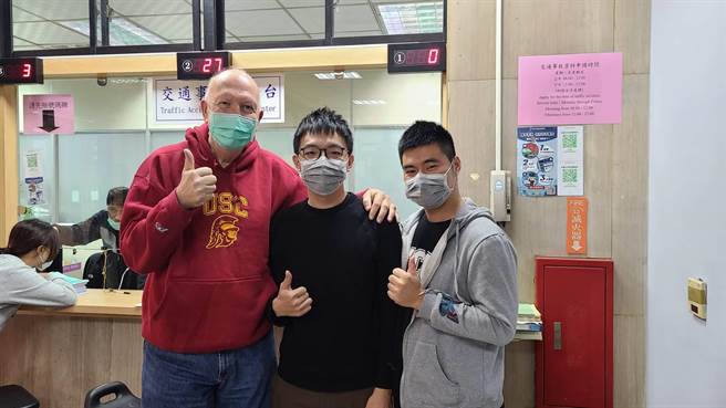 ：DWYER JANES19日至台中市政府警察局交通警察大队交通事故服务中心，申请相关交通事故资料遇到英语超溜的方姓及李姓等2名交通替代役，帮他顺利申请到相关资料。（台中市警局交通大队提供／冯惠宜台中传真）