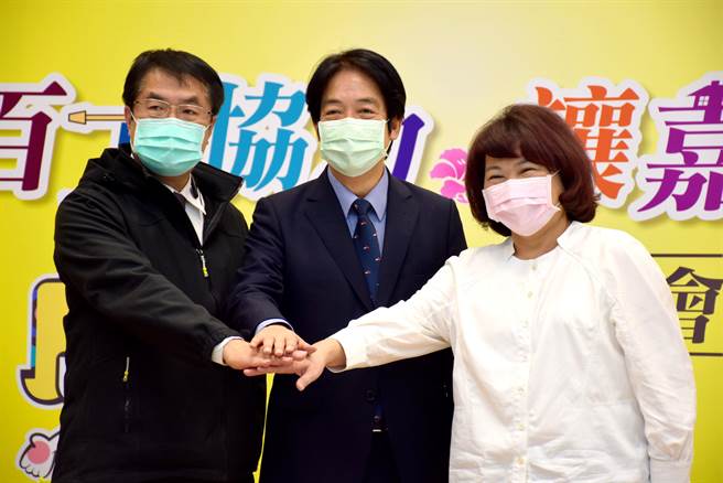 今19日副总统赖清德（中）、嘉义市长黄敏惠（右）与台南市长黄伟哲（左）难得3人同框，共同主持「百工协力，让嘉更好」经验交流会。（吕妍庭摄）