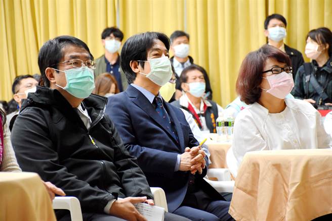 今19日副总统赖清德（中）、嘉义市长黄敏惠（右）与台南市长黄伟哲（左）难得3人同框，共同主持「百工协力，让嘉更好」经验交流会。（吕妍庭摄）