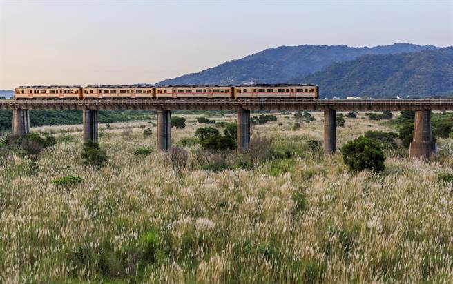搭台铁内湾线小火车可欣赏沿线风光，但内湾站每天第1班车发车前，热车引擎发出的噪音，长期干扰内湾老街居民清梦。（罗浚滨摄）