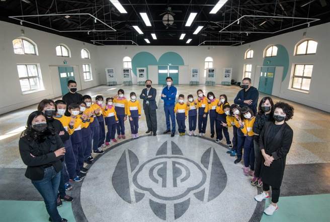 设计师此次特别保留磨石子地板上的「北门校徽」，新时代设计与百年教育工程并存，凸显新竹市设计力与时代使命。（新竹市政府提供／陈育贤新竹传真）