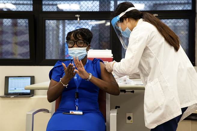 美國新冠死亡人數逼近40萬人，相當於二次世界大戰期間喪命的美國士兵人數。不只疫情壓不住，美國醫護人員拒絕接種新冠疫苗已成為美國疫情的另一個隱憂。（資料照／美聯社）