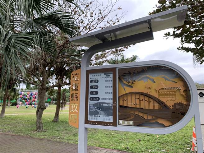 花莲县府推出游13智慧站牌拿好礼活动，鼓励游客搭公车漫游花莲。（王志伟摄）