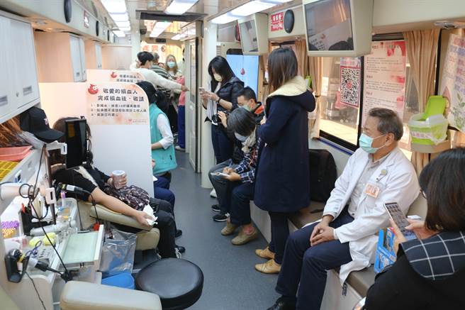 光田综合医院沙鹿总院举办「医护相挺 好血有你」捐血活动，一早就涌入捐血人潮。（光田综合医院提供／陈淑娥台中传真）
