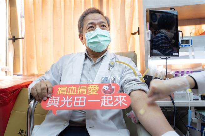 光田综合医院沙鹿院区院长陈子勇卷起袖子带头捐血。（光田综合医院提供／陈淑娥台中传真）
