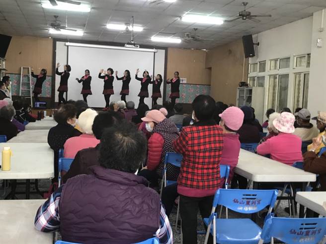 獅潭鄉民眾服務社與新店村辦公處，於今年1月起每周一上午9時至下午4時，提供據點活動及共餐服務。（新店村辦公處提供／巫靜婷苗栗傳真）