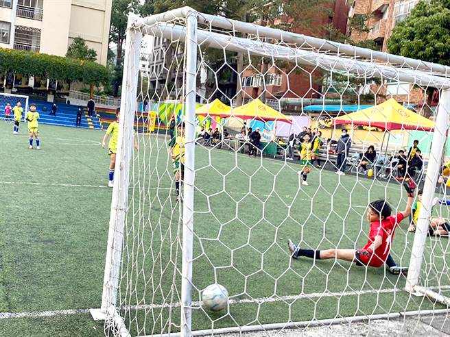 参赛选手们年纪虽小，但激烈的比赛节奏，让场边的观眾都看得热血沸腾。(图/永庆房屋提供)