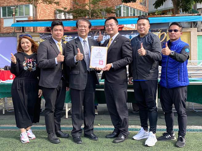 天母国小校长梁俊尧(图左三)感谢永庆房屋支持运动竞赛。(图/永庆房屋提供)