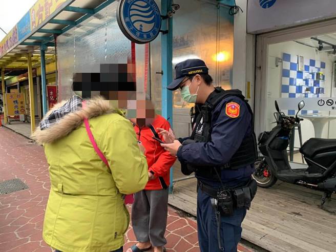 17日16时许，一名70岁老先生跌坐于芦竹区南农市场旁，员警获报后欲驾驶巡逻车载老先生返家休息，没想到却遭婉拒。（姜霏翻摄）