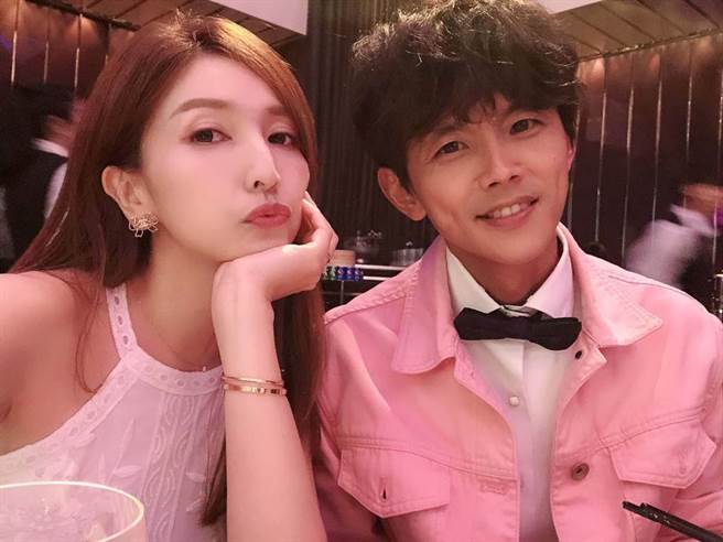 阿翔与老婆Grace齐心修补夫妻关系，婚姻也逐渐回归平静。（图／取材自Out Of Control 妈咪Grace脸书）