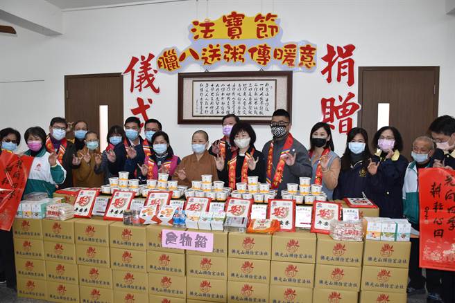 佛光山头份宏法社19日上午准备腊八粥及食物箱赠送给社福团体及19所国中小学。（谢明俊摄）