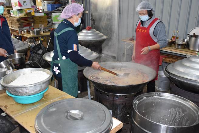 宏法社志工们从凌晨3点就开始煮制腊八粥赠送给学童及视障朋友。（谢明俊摄）