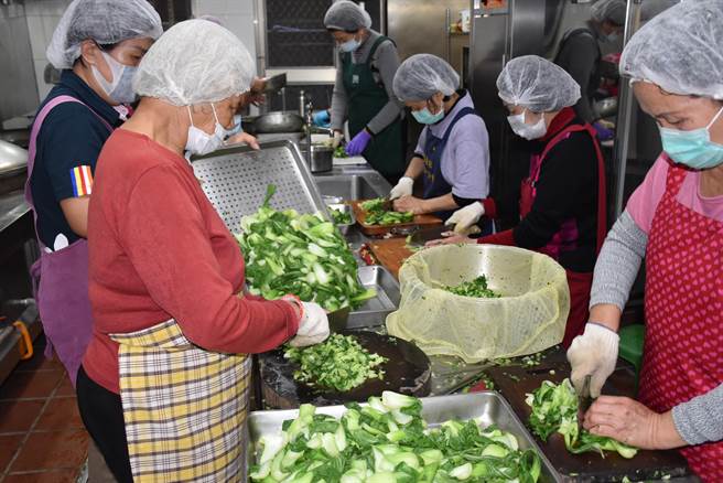 宏法社志工们从凌晨3点就开始煮制腊八粥赠送给学童及视障朋友。（谢明俊摄）