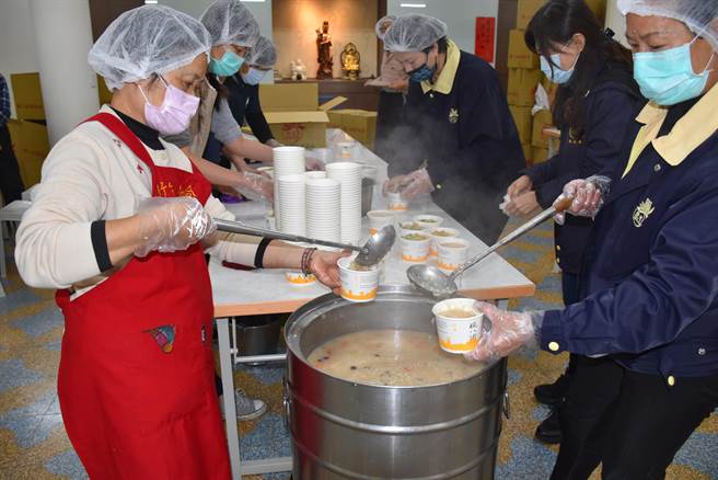 宏法社志工们从凌晨3点就开始煮制腊八粥赠送给学童及视障朋友。（谢明俊摄）