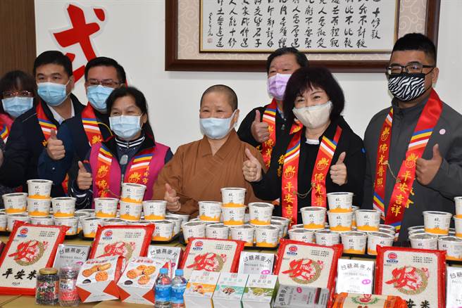 宏法社住持妙林法师阐释腊八节的由来。（谢明俊摄）