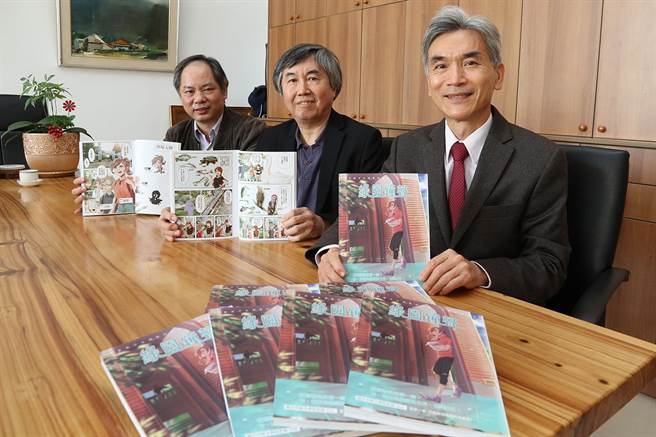 兴大出版由学生绘制漫画校史专书，图为兴大校长薛富盛（右）、图书馆馆长林伟（中）、校史馆组组长蔡宗宪（左）。（兴大提供／陈淑芬台中传真）