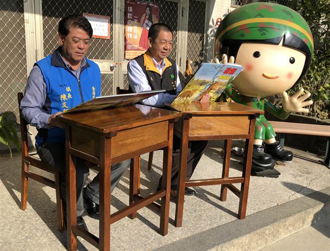陈文顾镇长捐赠2手课桌椅20组给金门家扶中心，由主任李桂平（右）代表接受。（李金生摄）