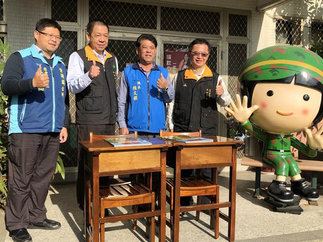 金湖镇公所顾问郭金堡（右一）居间协助，促成一桩有温度的美事。（李金生摄）