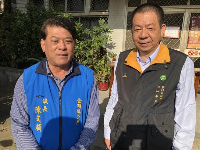 陈文顾镇长强调，希望志工班用心修復，上漆后焕然一新的2手课桌椅，可让小朋友有更好的学习环境。（李金生摄）