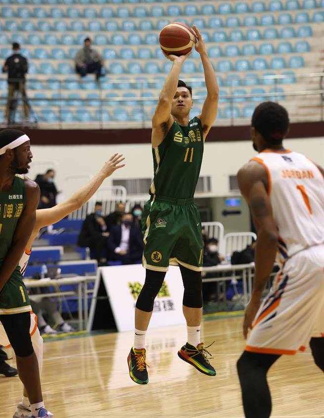 台啤开季16连胜改写联盟纪录，黄聪翰获选上周最佳球员。(中华篮协提供)